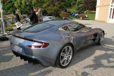 L'Aston Martin One-77 nous dévoile enfin ses charmes.