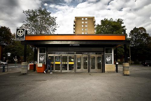 Métro St-Laurent (crédit photo: justpearly) Métro St-Laurent (crédit photo: justpearly)