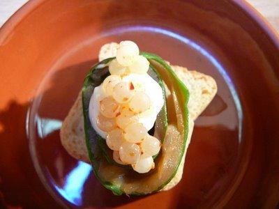 Saumon à l’oseille revisité – Roulades à la crème acidulée et au caviar d’escargots