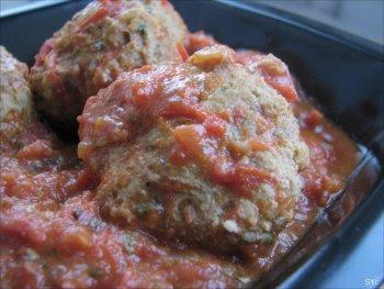 Boulettes de viande, farcies aux poivrons pourpres & sauce tomate Boulettes de viande, farcies aux poivrons pourpres & sauce tomate
