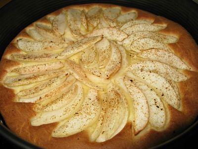 Tarte briochée aux poires, chocolat, et fève tonka