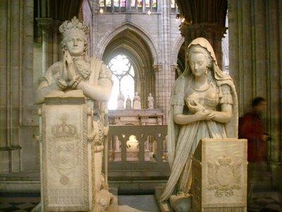 La basilique de Saint-Denis profanée