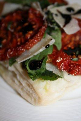 MES TARTELETTES INDIVIDUELLES A LA ROQUETTE, TOMATES CONFITES ET PARMESAN....