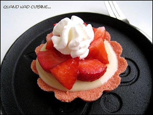Tartelettes chocolat blanc-fraises sur biscuits roses