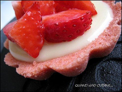 Tartelettes chocolat blanc-fraises sur biscuits roses