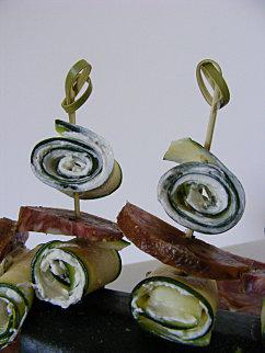 Brochettes printanières courgettes,fromage frais et saucisson de cerf. Brochettes printanières courgettes,fromage frais et saucisson de cerf.