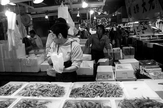 Marché au poisson de Tokyo - Tsukiji, vendeur de crevettes