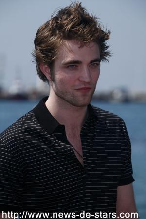 Robert Pattinson devant la Grande Bleue