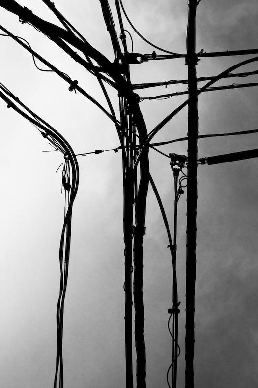 Les câbles électriques recréent un réseau au dessus de la ville
