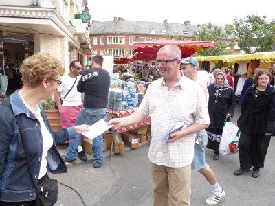 La Gauche occupe le pavé du marché de Louviers. Pervenche Bérès à Val-de-Reuil mardi 26 mai