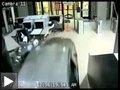 Videos: une voiture percute un petit resto + une voiture traverse un immeuble