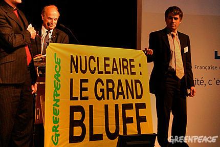 Des militants de Greenpeace interrompent le discours du président dEDF