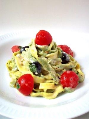 Fettuccine jaunes et vertes au chèvre frais, tomates, olives et herbes marinés Fettuccine jaunes et vertes au chèvre frais, tomates, olives et herbes marinés