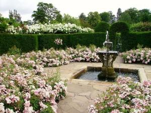 800px-hever_castle_rose_garden_with_fountain