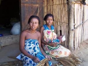MADAGASCAR 4: descente de la Tsirinbihine en pirogue (suite)