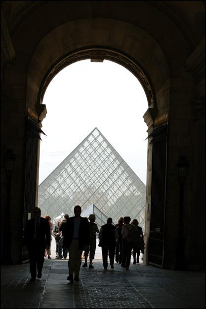 12-paris-palais-du-louvre-pyramide.1243332247.jpg