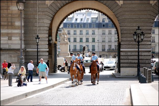 16-paris-guichets-du-louvre-police-a-cheval.1243332342.jpg