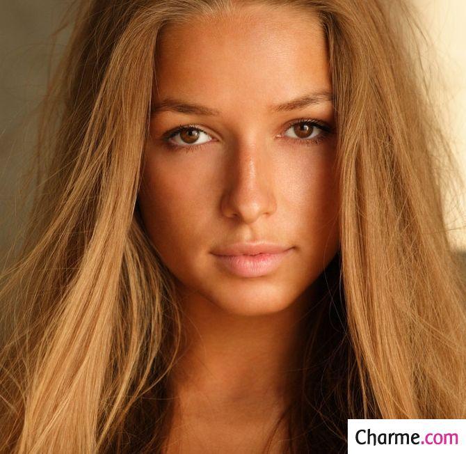 Une babe blonde s’exhibe a poil sur Charme.com