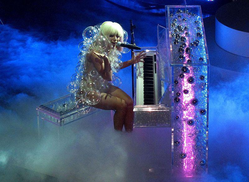 Lady gaga! Un clip qui va soulever une polémique plus que probablement! gaga en concert