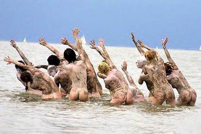 l'homme qui marche mais sans la statue qui va avec d'habitude. l'homme qui marche mais sans la statue qui va avec d'habitude.