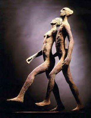 l'homme qui marche mais sans la statue qui va avec d'habitude. l'homme qui marche mais sans la statue qui va avec d'habitude.