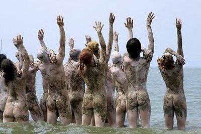 l'homme qui marche mais sans la statue qui va avec d'habitude. l'homme qui marche mais sans la statue qui va avec d'habitude.