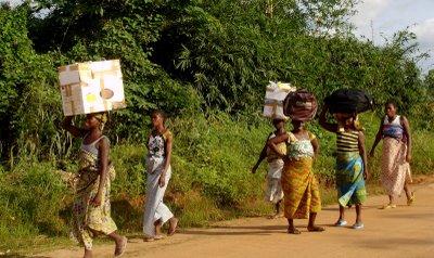 Bénin - Village Ahémé , région du Possotomé - Transport de médicaments