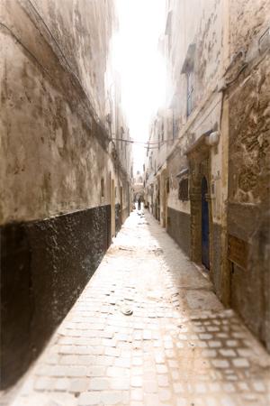 Essaouira - L'homme au bout de la ruelle (photographie ombre et lumière)