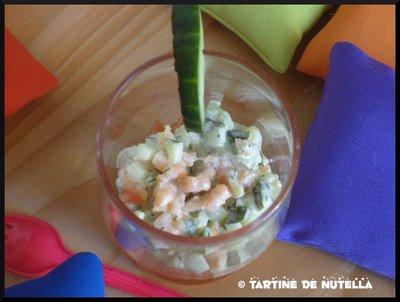 Verrine de tartare de concombre, crème à l'aneth, tomates en cubes et lardons de saumon fumé Verrine de tartare de concombre, crème à l'aneth, tomates en cubes et lardons de saumon fumé