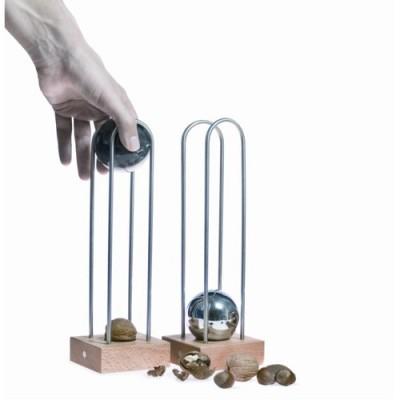 Casser ses noix en toute discrétion par A Bacher M, Rolling V, Zitzmann Casser ses noix en toute discrétion par A Bacher M, Rolling V, Zitzmann