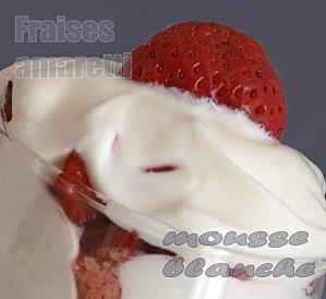 DESSERT LEGER DANS UN VERRE: FRAISES-AMARETTI-FROMAGE BLANC MOUSSEUX