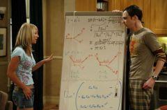 Big Bang Theory - Saison 1 - Episode 1 - Penny observe le tableau Velleda de Sheldon