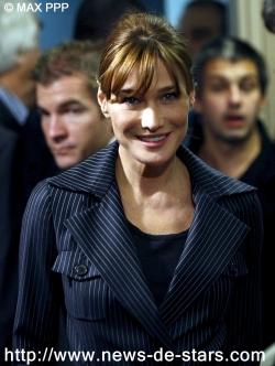 Carla Bruni en tailleur bleu rayé