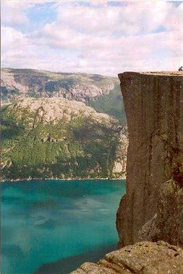 Norvège - Fjord de Prekestolen - 600 mètres de haut et un vent dangereusement déséquilibrant
