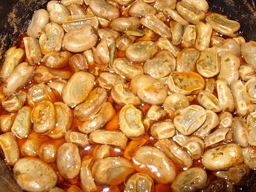 Brochettes de dinde marinées et fèves à la sauce