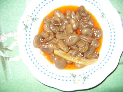 Brochettes de dinde marinées et fèves à la sauce