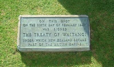 Plaque commémorative du Traité de Waitangi (photo Harrison Gulliver, Creative Commons license)