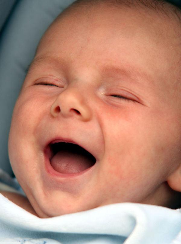 Bebe qui rigole sourri