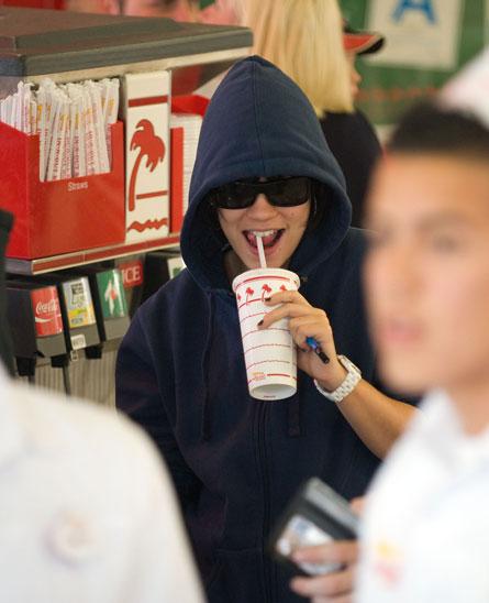 Amenez-lui des blind date! Amenez-lui des blind date!