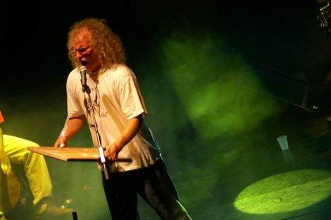 Danyel Waro chante pour les enfants de l'exil. Danyel Waro chante pour les enfants de l'exil.