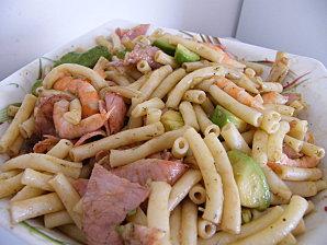 Salade de macaronis, avocat, crevettes et bacon