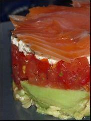 Avocat aux dés de tomate, au boursin et au saumon fumé Avocat aux dés de tomate, au boursin et au saumon fumé
