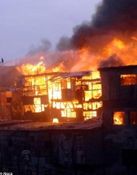 http://www.elle.fr/var/plain_site/storage/images/societe/news/le-bidonville-de-slumdog-millionaire-incendie/11441444-2-fre-FR/le_bidonville_de_slumdog_millionaire_incendie_mode_une.jpg