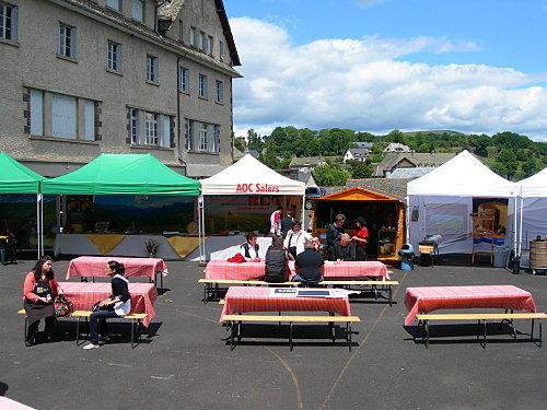 Salers la fête de l'été et du casse croûte avec ses fameuses vaches rouges et noires