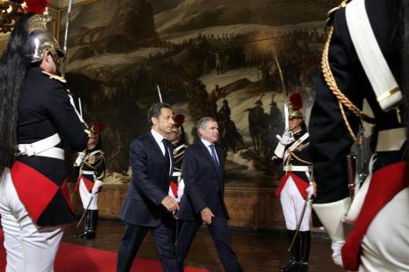 Emprunt, burqa, jeunes: les annonces de Sarkozy à Versailles Nicolas Sarkozy et le président (UMP) de l'Assemblée nationale, Bernard Accoyer, arrivent au