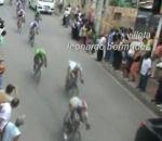 Un cycliste fonce dans une voiture à l'arrêt vidéo cycliste voiture plein fouet