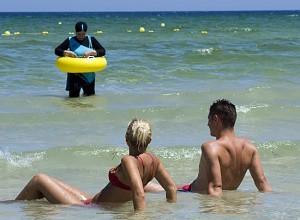 Avec cette tenue, même les requins les plus affamés laissent tomber! Avec cette tenue, même les requins les plus affamés laissent tomber!