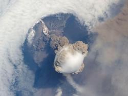 L'éruption, immortalisée depuis l'ISS (crédit photo : Nasa)