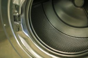Un homme nu et saoul se retrouve coincé dans un sèche-linge sèche linge (illustration)