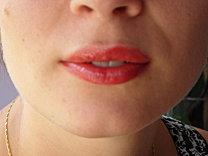 Des lèvres fraise Tagada avec le gloss Nuxe Des lèvres fraise Tagada avec le gloss Nuxe